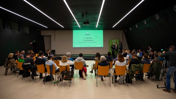 Mit großem Einsatz haben sich die Teilnehmenden am zweiten Treffen des Klimabürgerrats in Bozen an der Diskussion beteiligt. (Foto: LPA/Fabio Brucculeri)