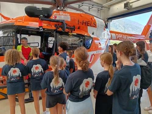 Uno sguardo all’interno dell’elicottero di soccorso Pelikan 3 presso la base di Lasa. (Foto: USP/Protezione civile/Croce Bianca)