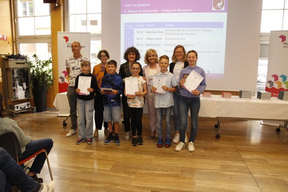 Zu den Gewinnerinnen und Gewinner der 5. Klasse Grundschule gehören: Valentina Stolz, Fabian Laimer, Matti Gasser, Nora Festi, Maja Brunner. (Foto: LPA/Verena Hilber)