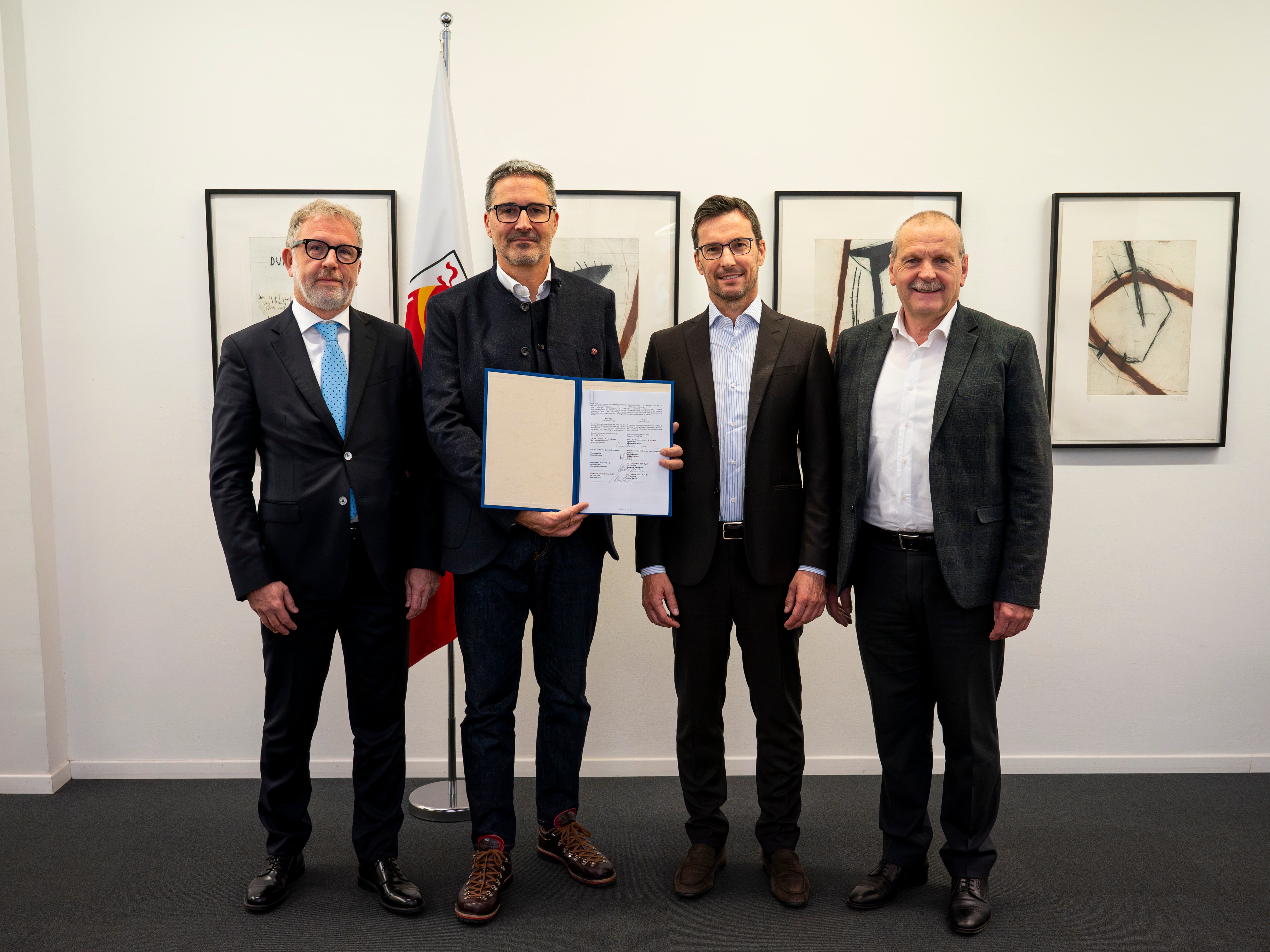 Cooperazione siglata: il presidente di Alperia Green Future Mauro Marchi, il presidente della Provincia Arno Kompatscher, il presidente di Euregio Plus Alexander Gallmetzer e il vicepresidente del Consorzio dei Comuni Roland Demetz (da sinistra) dopo la firma dell'accordo (Foto: USP/Fabio Brucculeri)
