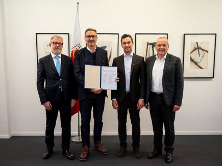 Cooperazione siglata: il presidente di Alperia Green Future Mauro Marchi, il presidente della Provincia Arno Kompatscher, il presidente di Euregio Plus Alexander Gallmetzer e il vicepresidente del Consorzio dei Comuni Roland Demetz (da sinistra) dopo la firma dell'accordo (Foto: USP/Fabio Brucculeri)
