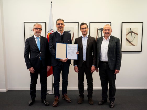 Cooperazione siglata: il presidente di Alperia Green Future Mauro Marchi, il presidente della Provincia Arno Kompatscher, il presidente di Euregio Plus Alexander Gallmetzer e il vicepresidente del Consorzio dei Comuni Roland Demetz (da sinistra) dopo la firma dell'accordo (Foto: USP/Fabio Brucculeri)