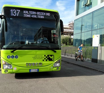 Für die Fahrt zur Arbeit in die Industriezone Bozen Süd oder zur Landesberufsschule Gutenberg gibt es ab 5. September die neue Buslinie 137 von Kaltern. (Foto: LPA/Angelika Schrott)