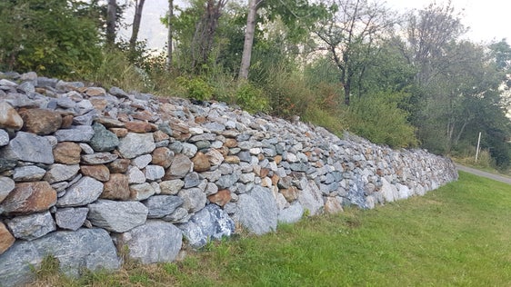 I muretti a secco sono caratteristici del paesaggio culturale altoatesino: per preservarli e preservare la biodiversità ad essi associata, si sta finanziando il restauro dei muretti a secco su terreni pubblici nel Parco nazionale dello Stelvio. (Foto: USP/Ufficio Parco Nazionale dello Stelvio)