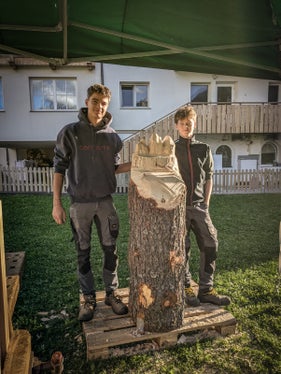 Jonas Puff (links) und David Pitscheider (rechts), Schüler der 4. Klasse der Fachrichtung Bildhauerei der Landesberufsschule für Kunsthandwerk La Prufesciunela St. Ulrich, mit ihrer Skulptur. (Foto: LPA/Patrick Senoner)