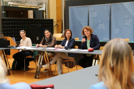 L'assessora provinciale Pamer (a destra nella foto) ha presieduto i lavori della prima seduta (Foto: ASP/Carmen Kollmann)