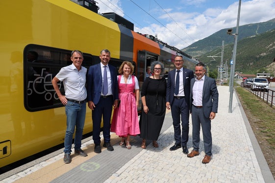 Siamo nella fase finale di una trasformazione complessa che porterà alla Val Venosta un servizio ferroviario più moderno, frequente e affidabile”, spiega l'assessore Alfreider, secondo da sinistra assieme all'ex assessore Theiner, l'assessora provinciale Rosmarie Pamer, la sindaca di Lasa Verena Tröger, il presidente della Provincia Arno Kompatscher e il direttore generale di STA-Strutture Trasporto Alto Adige SpA Joachim Dejaco. (Foto: USP/Ingo Dejaco) 

