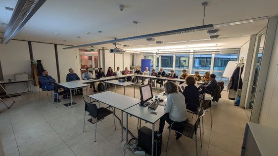 Im Familienbeirat sind Interessensvertretungen und Dienste für Familien, ebenso wie Vertretungen des Landes und der Gemeinden vertreten. (Foto: LPA/Hannes Wisthaler) 