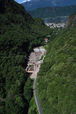 Die alte Sperre im Brantenbach in der Gemeinde Leifers wurde vergangenen Sommer abgebrochen. Nun steht dort eine neue Sperre mit einer Abflusshöhe von zehn Metern. (Foto: LPA/Landesamt für Wildbach- und Lawinenverbauung Süd)