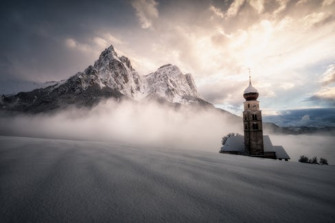 Eines der Motive ist das&nbsp;winterliche St.-Valentin-Kirchlein mit Blick auf&nbsp;Schlern&nbsp;und&nbsp;Santnerspitze&nbsp;in der Gemeinde Kastelruth. (Foto: Ennio Scarcelli)
