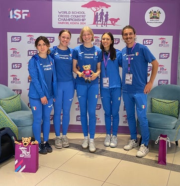Die Südtiroler Athletinnen (v.l.) Hanna Fink, Marion Oberhofer, Julia Moser, Emma Ghirardello Pichler mit dem Trainer und Sportlehrer Christoph Holzer (Foto: LPA/Pädagogische Abteilung der Deutschen Bildungsdirektion/Astrid Ferrari)   