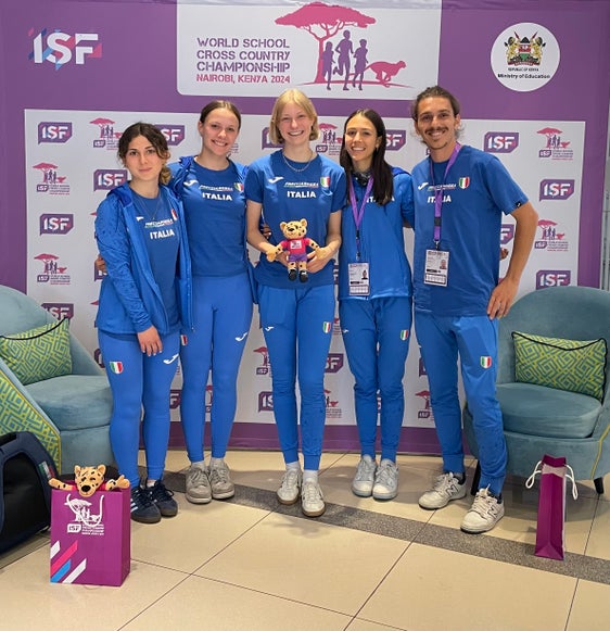 Le atlete altoatesine: da sinistra Hanna Fink, Marion Oberhofer, Julia Moser, Emma Ghirardello Pichler con l'allenatore e professore di educazione fisica Christoph Holzer (Foto: ASP/Ufficio Sport e attività fisica, sport scolastico/Astrid Ferrari)