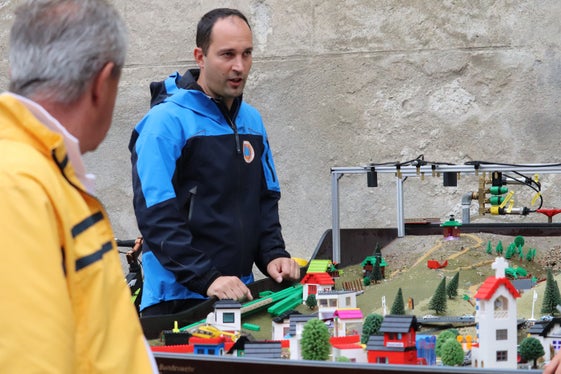 Attraktion Naturgefahrenmodell, ausgeliehen von der Universität München: Jonas Hochkofler von der Agentur für Bevölkerungsschutz zeigt, was das Hochwasser anrichten und wie es eingedämmt werden kann. (Foto: LPA/Maja Clara)