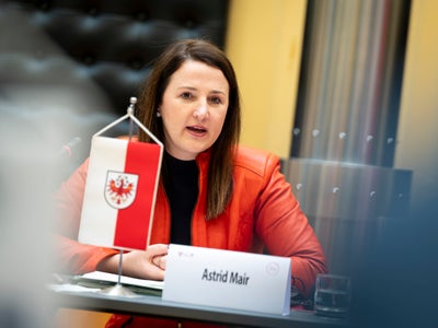 Astrid Mair, assessora provinciale alla Famiglia del Tirolo: “I progetti transfrontalieri come l'EuregioFamilyPass offrono un reale valore aggiunto alla popolazione, soprattutto in tempi di inflazione”. (Foto: USP/Fabio Brucculeri)