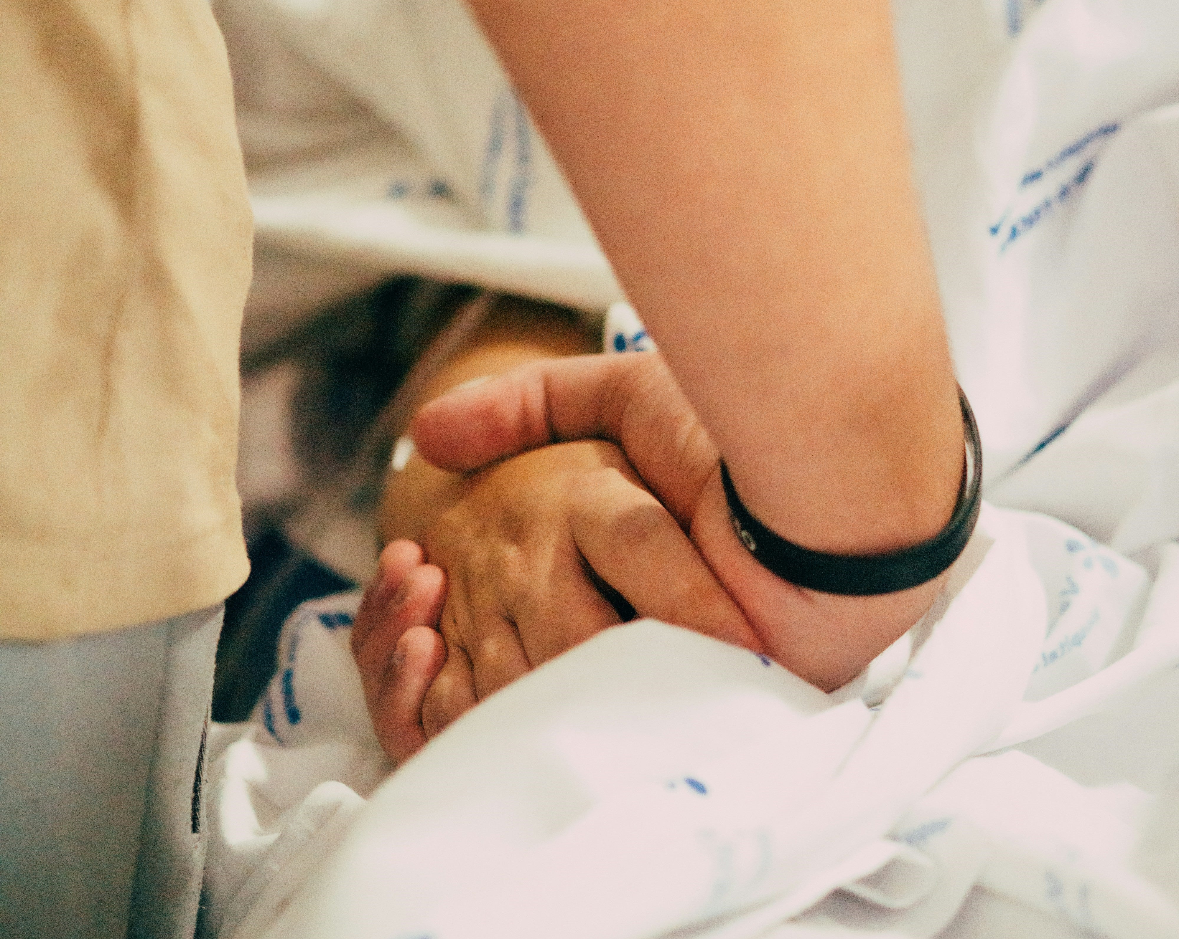 Die gesetzliche Regelung zum assistierten Suizid soll klare Vorgaben für das Gesundheitspersonal in dem bereits vom Verfassungsgericht festgelegten Rahmen schaffen. (Symbolfoto: Unsplash. Das Foto darf nur in Zusammenhang mit dieser Pressemitteilung verwendet werden.)