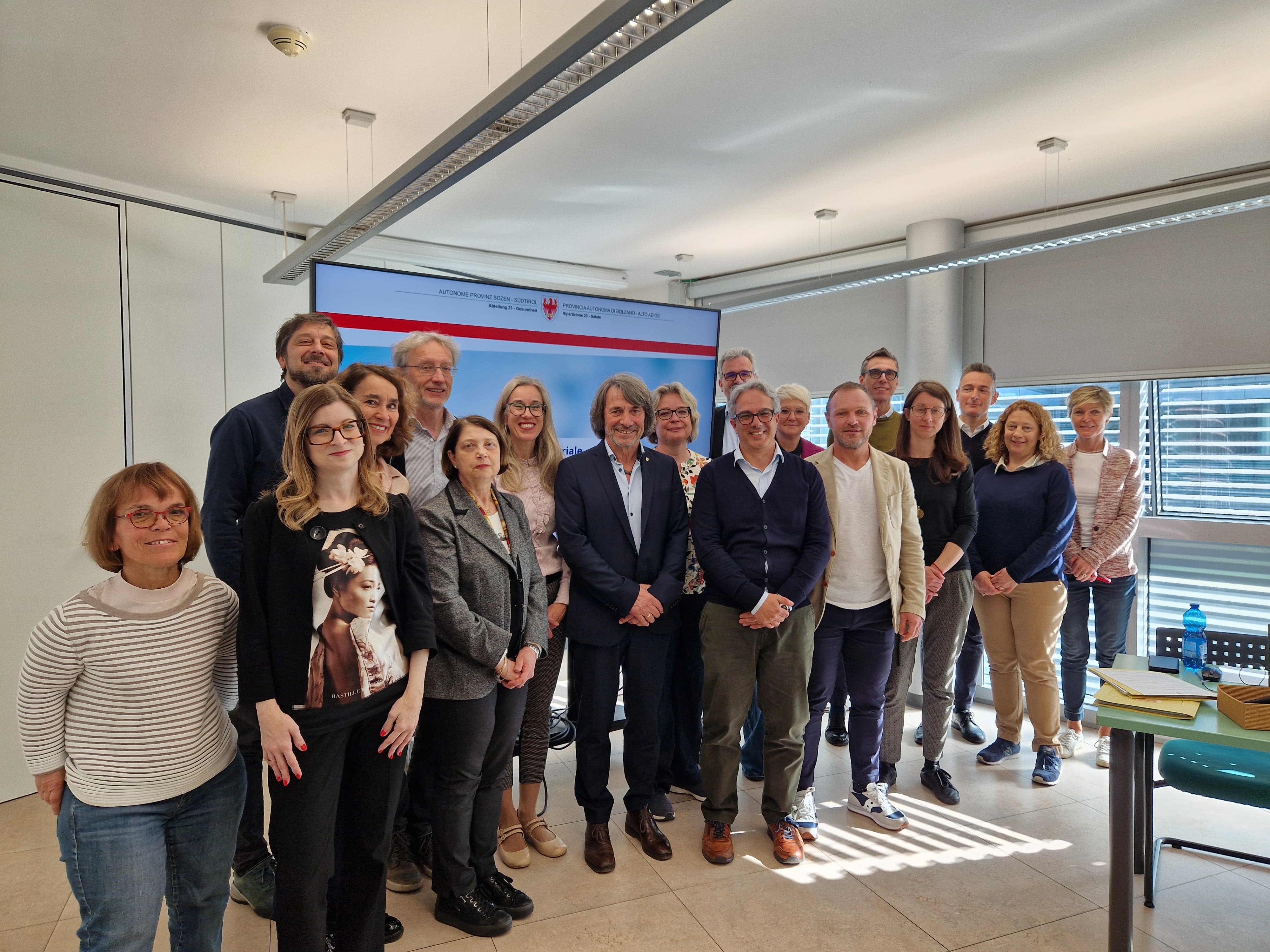 Vertreter und Vertreterinnen verschiedener Einrichtungen haben bei einem ersten ressortübergreifenden Treffen gemeinsam mit Gesundheitslandesrat Hubert Messner (vorne 4. von links) über Maßnahmen zur Suchtprävention an Schulen gesprochen. (Foto: LPA/Ressort für Gesundheitsvorsorge und Gesundheit)