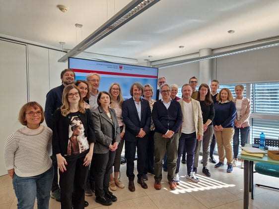 Vertreter und Vertreterinnen verschiedener Einrichtungen haben bei einem ersten ressortübergreifenden Treffen gemeinsam mit Gesundheitslandesrat Hubert Messner (vorne 4. von links) über Maßnahmen zur Suchtprävention an Schulen gesprochen. (Foto: LPA/Ressort für Gesundheitsvorsorge und Gesundheit)