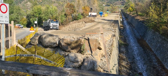 Sul rio Vezzano, nell'area del campo sportivo di Vezzano, si sta alzando il muro di protezione dell'argine per ottenere un’adeguata portata del bacino. (Foto: USP/Ufficio Sistemazione bacini montani ovest)