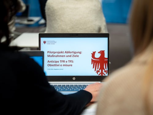 Die Landesregierung hat am 13. März einen weiteren Schritt zur vorzeitigen Auszahlung der Abfertigung im öffentlichen Dienst gesetzt. (Foto: LPA/Fabio Brucculeri)