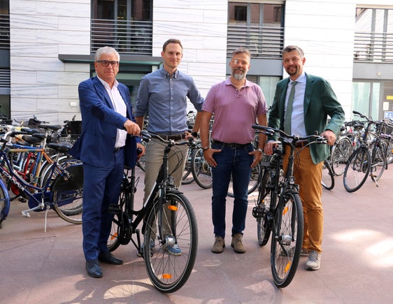 Gemeindenverbandspräsident Andreas Schatzer, Amtsdirektor Alexander Alber und Mitarbeiter Fabio Franchetto und Landesrat Daniel Alfreider setzen sich dafür ein, dass für die täglichen Wege immer mehr das Fahrrad genutzt wird. Auch in Gemeinden soll es mit Radboxen sichere Abstellorte für Räder geben. (Foto: LPA/Ingo Dejaco)
