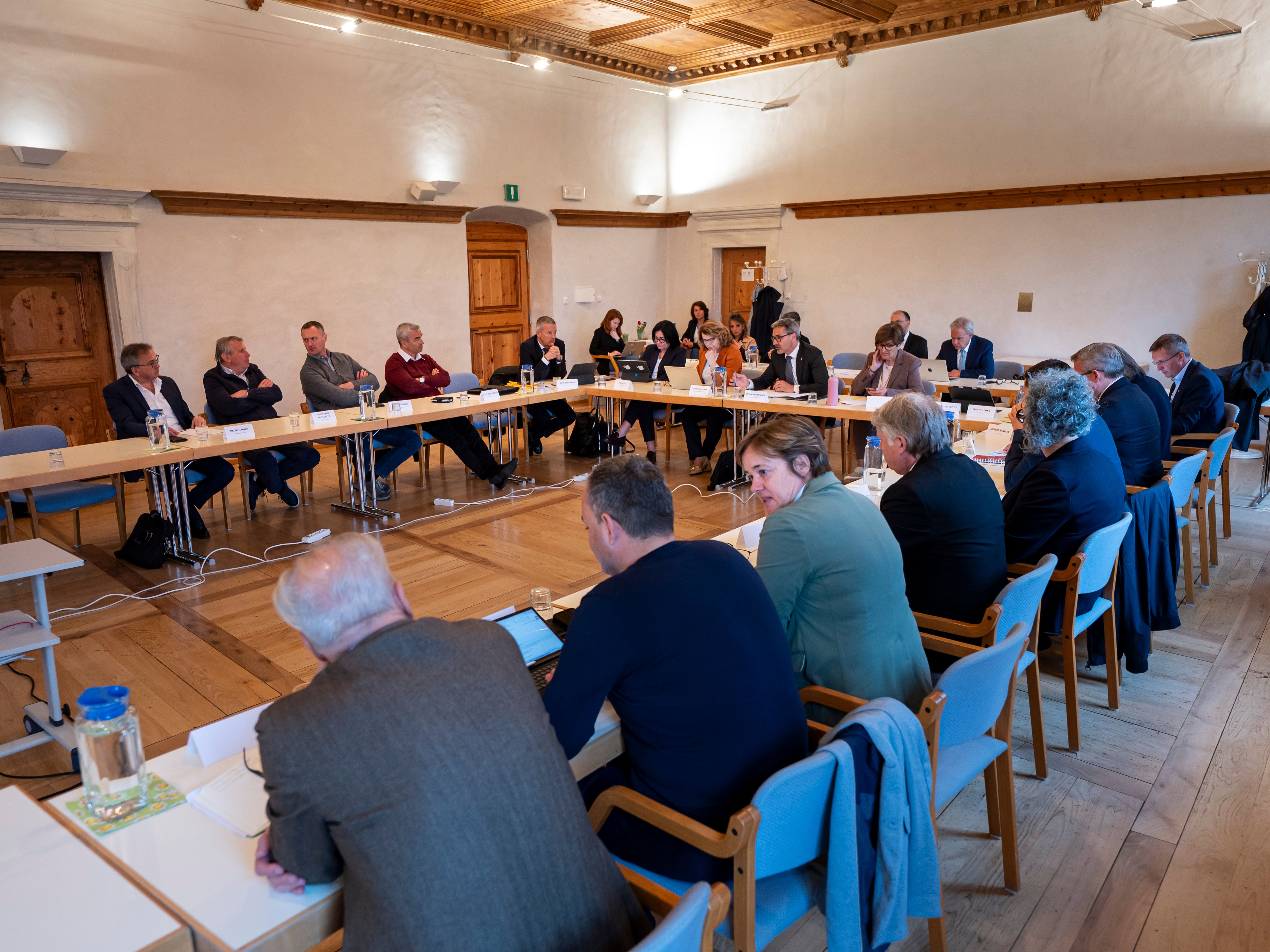 Il 14 aprile i membri della Giunta provinciale hanno incontrato i sindaci e le sindache della Val Venosta, discutendo tra l’altro di questioni attuali in materia di sanità e politiche sociali. (Foto: USP/Fabio Brucculeri)