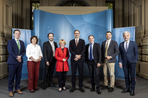 Die Landesregierung (im Bild) lädt Partnerinnen und Partner aus allen Bereichen der Gesellschaft zu einem Moment der Begegnung und des Austausches. (Foto: LPA/Tiberio Sorvillo)