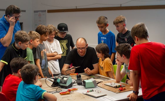 Hauptsächlich mit Elektronik in analoger und digitaler Form beschäftigten sich die Schülerinnen und Schüler des Workshops Steuern und regeln – die Welt der Elektronik. (Foto: LPA/Bildungsdirektion/Maria Gapp)
