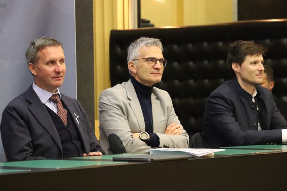 Feierstunde für die Jungjägerinnen und Jungjäger (von links): Forstwirtschaftslandesrat Luis Walcher, Landesforstdirektor Günther Unterthiner, Erster Mitarbeiter des Landesamtes für Wildtiermanagement Dominik Trenkwalder (Foto: LPA/Maja Clara)