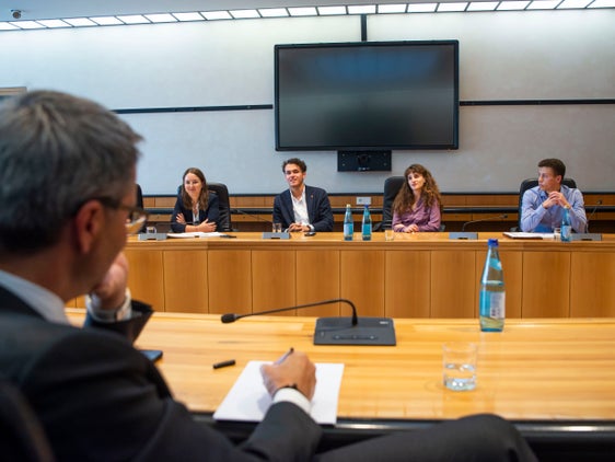 Nuovi modelli per garantire il finanziamento degli studentati. Il presidente Kompatscher (in primo piano) con i rappresentanti di "sh.asus": (da sinistra) Scherer, von Walther (vicepresidente), Benedikter (presidente) e Pini 
(Foto: ASP/Fabio Brucculeri)