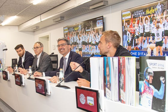 Die Vorstellung des Sportjahrbuches 2022 heute im FCS-Trainingslager in Rungg mit (v.l.) Hannes Kröss, Amtsdirektor Armin Hölzl, LH Kompatscher und Fabian Tait (Foto: FCS/Bordoni)