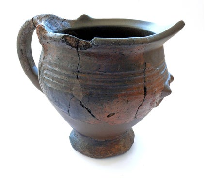 In Villanders-Plunacker wurden Überreste einer jungsteinzeitlichen Siedlung gefunden. Dieser spätbronzezeitliche Krug (Ende 2. Jahrtausend vor Christus) und weitere Fundstücke kann man am 10. November in einer Ausstellung im Amt für Archäologie besichtigen. (Foto: LPA/Amt für Archäologie)