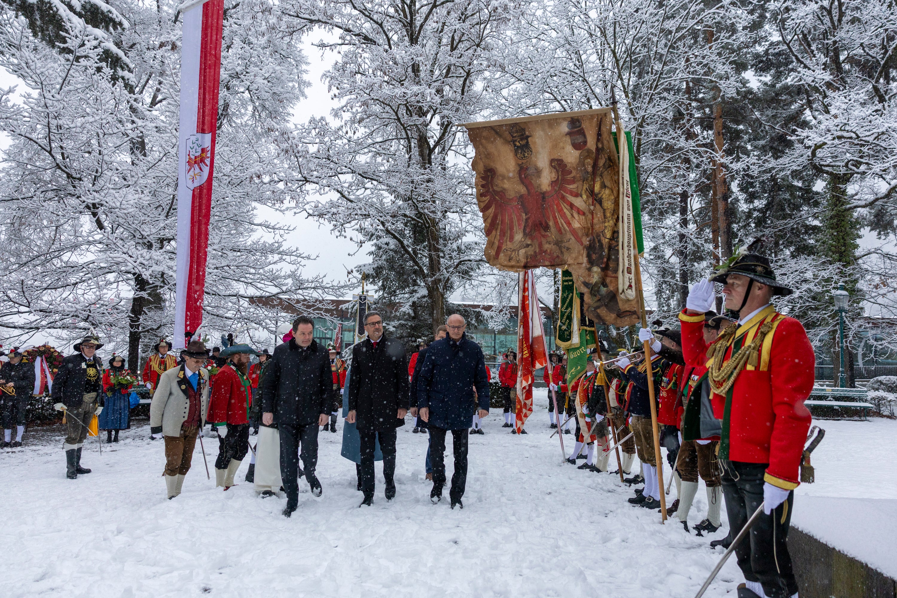 Bundesminister Norbert Totschnig (von links), Südtirols Landeshauptmann Arno Kompatscher und Tirols Landeshauptmann Anton Mattle schritten bei der Gedenkfeier die Front ab. (Foto: Land Tirol/Sedlak)