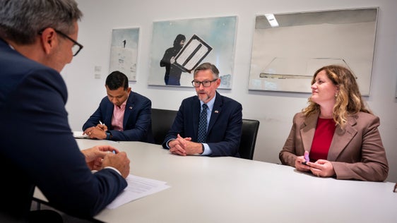 Landeshauptmann Arno Kompatscher (links) sprach mit Douglass Benning, Generalkonsul der Vereinigten Staaten in Mailand (Dritter von links),  der von Sunil Ravi, Koordinator für die Olympischen Spiele 2026 im US-Generalkonsulat in Mailand, und Alessia Pastorutti, Politische Referentin im US-Generalkonsulat in Mailand, begleitet wurde. (Foto: USP/Fabio Brucculeri).