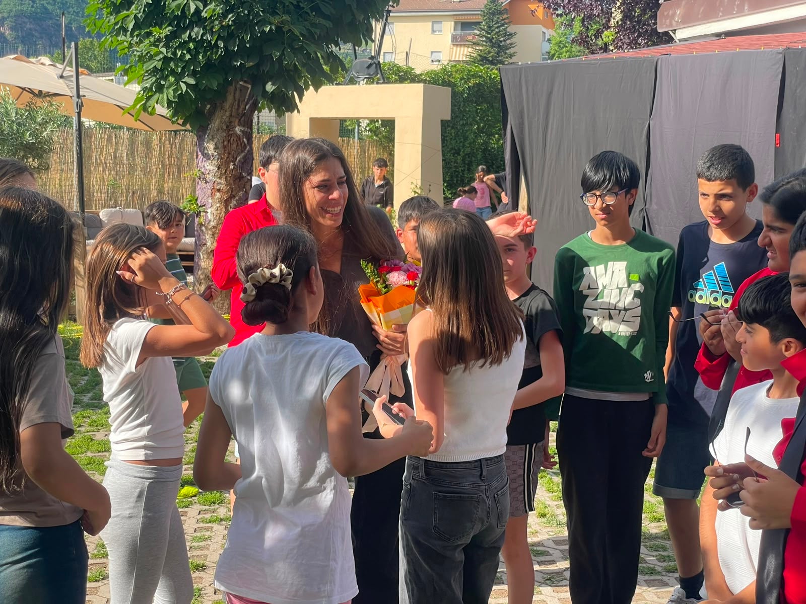 Una rete virtuosa dove i giovani sono protagonisti. L'educatrice teatrale Maria Giulia Scarcella con le ragazze e i ragazzi del PET presso Villa delle Rose a Bolzano. (Foto: USP)