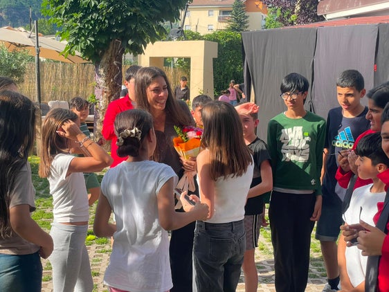 Una rete virtuosa dove i giovani sono protagonisti. L'educatrice teatrale Maria Giulia Scarcella con le ragazze e i ragazzi del PET presso Villa delle Rose a Bolzano. (Foto: USP)