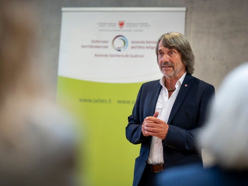 Für Gesundheitslandesrat Messner bringt das Zertifikat zum Ausdruck, dass im Sanitätsbetrieb auch die Menschen, die hinter den gesundheitlichen Leistungen stehen, wichtig sind. (Foto: LPA/Fabio Brucculeri)