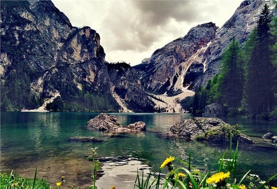 Dank digital buchbarer, kontingentierter Zufahrt zum Pragser Wildsee: Insgesamt sank der motorisierte Individualverkehr im Jahr 2022 im Vergleich zu 2021 um 24,6 Prozent. (Foto: LPA/Angelika Schrott)
