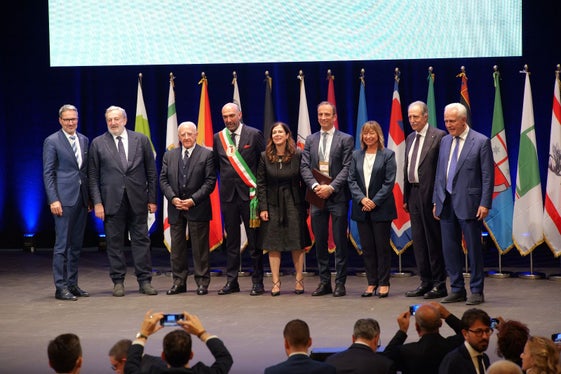 Il presidente della Provincia autonoma di Bolzano, Arno Kompatscher (primo da sinistra), sul palco del Teatro Piccinni con (da sinistra a destra) il presidente della Regione Puglia Emiliano, il presidente della Regione Campania De Luca, il sindaco di Bari Leccese, la presidente della Regione Sardegna Todde, il presidente del Friuli-Venezia Giulia e della Conferenza delle Regioni e delle Province autonome Fedriga, la presidente della Regione Umbria Tesei, il presidente della Regione Basilicata Bardi ed il presidente della Regione Toscana Giani (Foto: Conferenza delle Regioni e delle Province autonome)