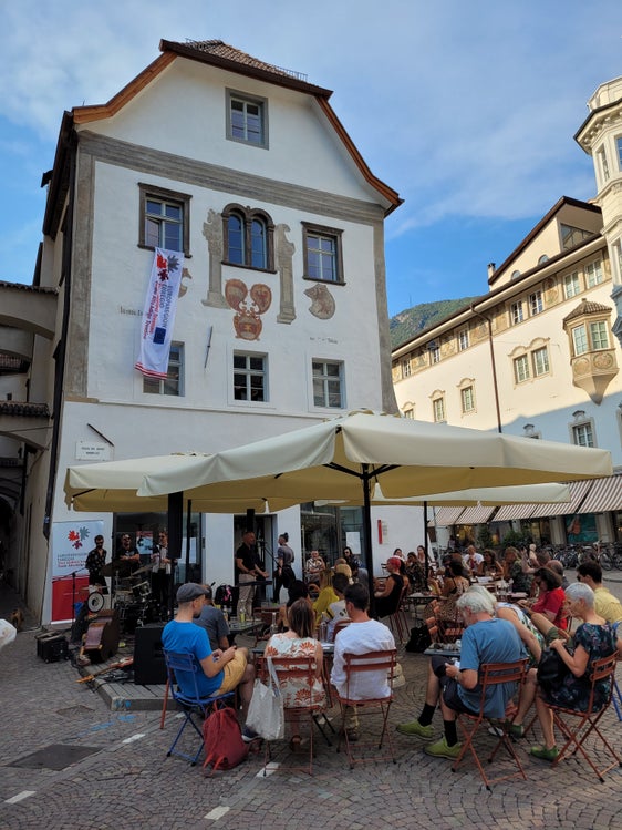Giovedì 20 luglio torna la musica in piazza del Grano, a Bolzano (foto): questa volta il rock e il blues degli anni '60 e '70. (Foto: Euregio)