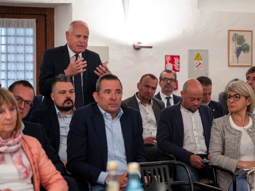 Die Bürgermeisterinnen und Bürgermeister des Bezirks Überetsch Unterland brachten ihre Anliegen bei einer Sitzung der Landesregierung in Auer vor. (Foto: LPA/Fabio Brucculeri)