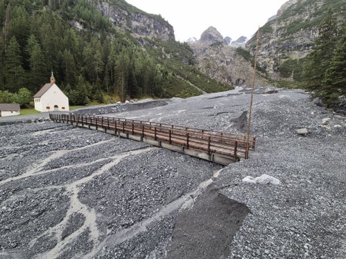 La situazione dopo la colata detritica nel Rio di Plaies e nel Rio Vedretta del Circo a Trafoi il 21 agosto; a sinistra, il santuario delle Tre Fontane Sacre. (Foto: USP/Ufficio Sistemazione bacini montani ovest dell'Agenzia per la Protezione civile)