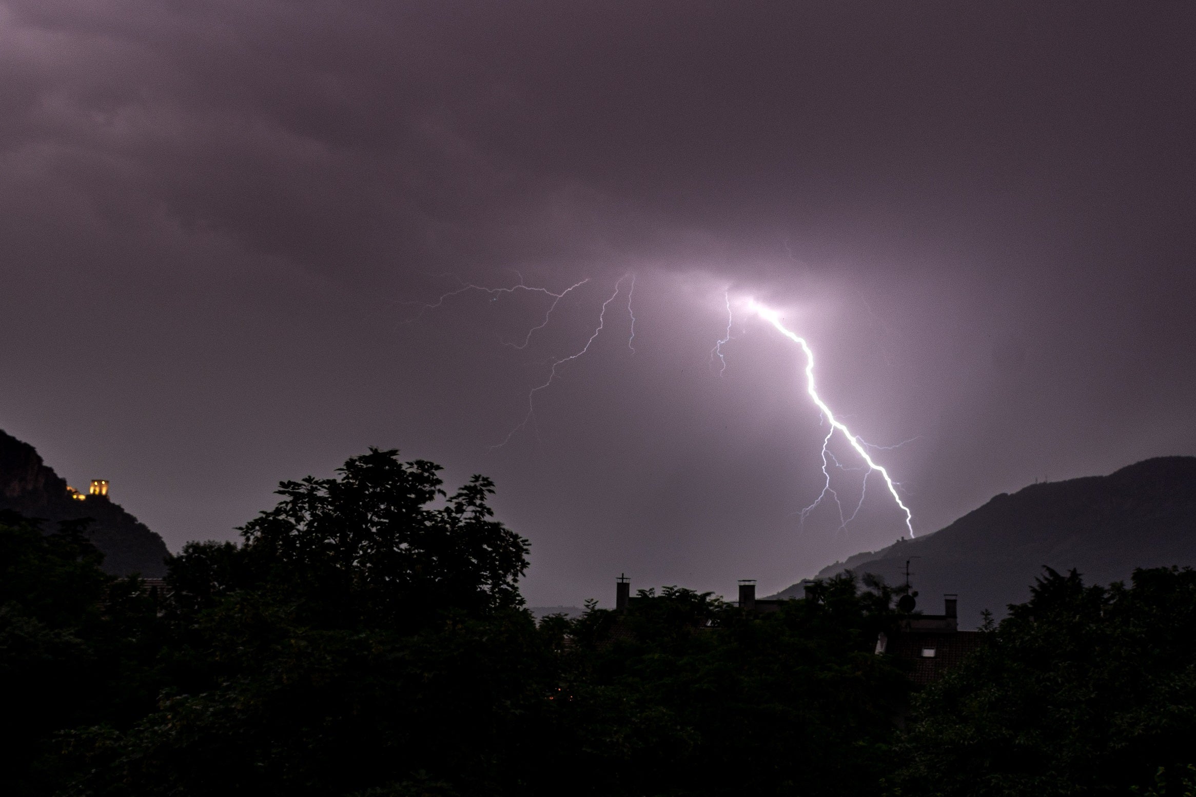 Ieri sera un fronte temporalesco ha attraversato l'Alto Adige causando forti piogge, grandinate e piovaschi con 2700 fulmini rilevati. (Foto: Florian Mair. Terlano)