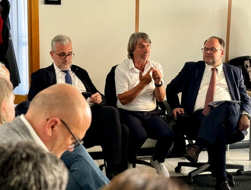 L’assessore alla Prevenzione sanitaria e Salute Hubert Messner (al centro) ha elogiato il personale del Distretto sanitario di Bolzano-Oltrisarco durante un colloquio. Erano presenti anche il direttore di Dipartimento Michael Mayr (a sinistra) e il direttore generale dell’Azienda Sanitaria Christian Kofler. (Foto: USP/Angelika Schrott)