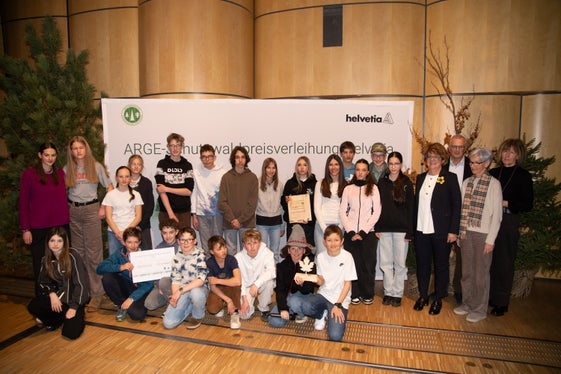 43 Schülerinnen und Schüler des Schulverbunds Pustertal hat am Burger Hof in Prags 1000 Bäume gepflanzt, um damit eine Ort der Ruhe zu schaffen. (Foto: LPA/Landesabteilung Forstdienst)