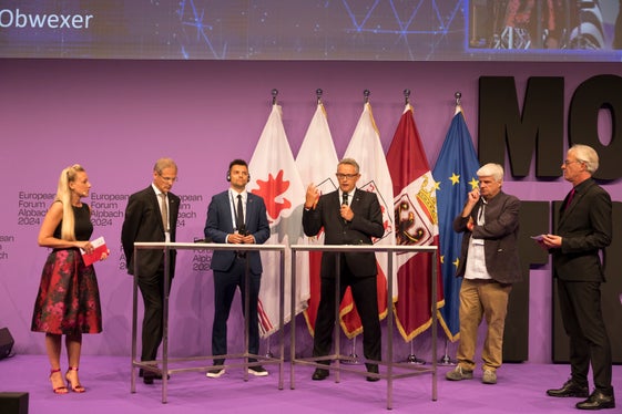 Tavola rotonda sull'IA con focus sui Comuni al Summit dell'Euregio: (da sinistra) la moderatrice Karin Gschnitzer, il professor Walter Obwexer (responsabile dell'EuregioLab), Maurizio Gianordoli (vicepresidente della Fondazione Bruno Kessler), Stefan Clara (sindaco di Amlach), Stefan Gasslitter (direttore generale di Informatica Alto Adige SpA) e il moderatore Dénes Széchényi (Foto: Land Tirol/Sedlak)