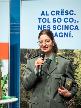 Promuovere la vitalità e la stabilità del bosco: la guardia forestale Teresa Staffler della stazione forestale di Sarentino. (Foto: USP/Fabio Brucculeri)
