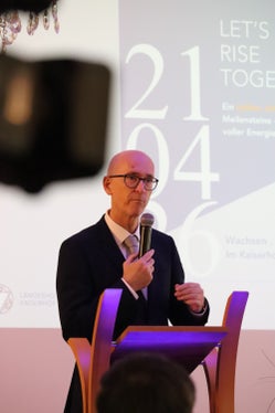 Let's rise together: Schuldirektor Hartwig Gerstgrasser bei der Feier zum 50-jährigen Bestehen der Landeshotelfachschule Kaiserhof (Foto: LPA/Maja Clara)