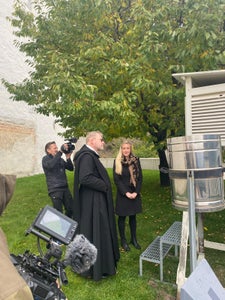 Dreh für „So isst Euregio“ im Stift Marienberg: Seit 1854 werden dort täglich Wetterdaten aufgezeichnet. (Foto: Euregio)