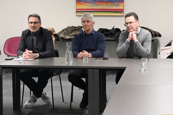 Informierten sich im Detail über das Vorhaben Alps Ice Academy und die entsprechenden Unterkünfte: (v.l.) Landeshauptmann Arno Kompatscher, Sportminister Andrea Abodi und der Brunecker Bürgermeister Roland Griessmair. (Foto: HC Pustertal) 