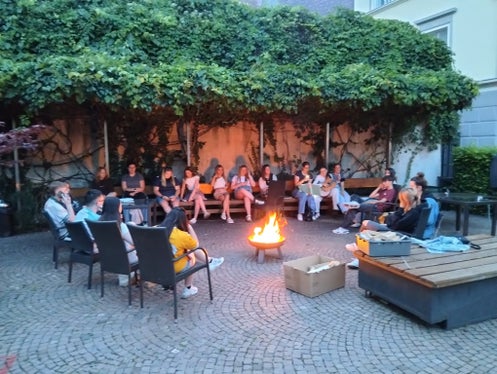 Nell'ambito della sua missione di promozione dell'educazione informale e della partecipazione politica, l'Ufficio Servizio giovani ha compiuto un passo significativo verso la creazione di una rete internazionale in collaborazione con l'associazione Kassianeum. La foto è stata scattata durante lo scambio di giovani davanti al Jukas di Bressanone.
(Foto: USP/Ufficio Servizio giovani/Sarah Lazzari, Helga Tinkhauser, Benjamin Schlesier)